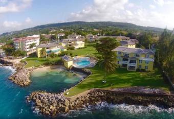 THE COZY HOUSE TWO, 3 BEDROOM BEACH FRONT allows 18 year olds to book a room