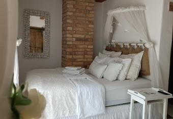 Kv  tinov   apartm  n se soukromou terasou has Balcony rooms