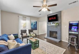 *The Gem* Arcade/Covered Parking/Pets/Central! allows 18 year olds to book a room