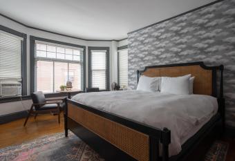 Chart House Inn has Balcony rooms