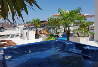 Harisis Apartments has Balcony rooms