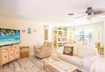 Beach home with dock, pool and jacuzzi Internal name: Bay oaks (A) has rooms with a private hot tub