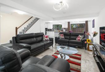 Traveller Award Winner 2023 -Luxury 4 Bed House for Company let - Contractors - Students - near NEC - HS2 - Birmingham Airport - Heartland Hospital - Star City - Birmingham City & Aston Universities allows 18 year olds to book a room