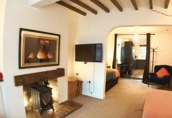 King St Cosy - wood stove & ice maker allows 18 year olds to book a room