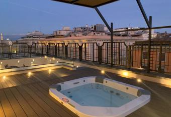 Hotel Genova has rooms with a private hot tub