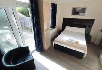 The Oak Studio -Self contained one bed studio flat allows 18 year olds to book a room