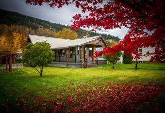 Fall Line Guesthouse has Balcony rooms