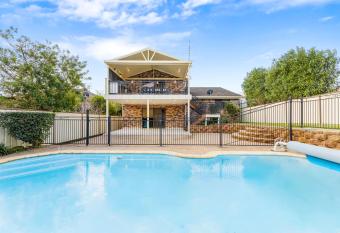 Captain   s Vintage House - Riverside House With a Cinema has Balcony rooms