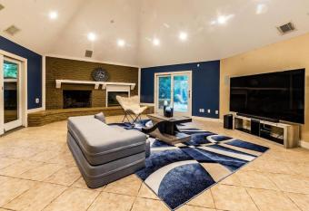 Huge 6 Bedroom with Pool, Spa, 85 Inch TV, Game Room allows 18 year olds to book a room