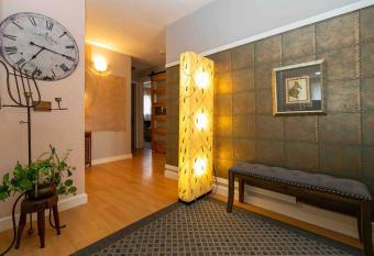 Cheerful 3-bedroom home near Glen Lake has Balcony rooms