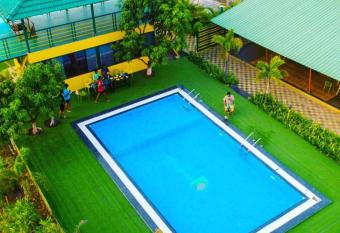 LA Manche Villa has rooms with a private hot tub