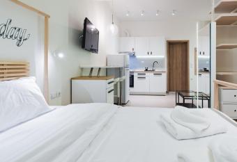 VL apartments allows 18 year olds to book a room