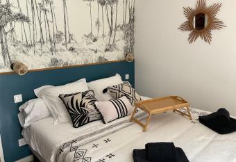 Studio pour 2 avec terrasse au pied de la Cit   : ma pierre    l     difice has Balcony rooms