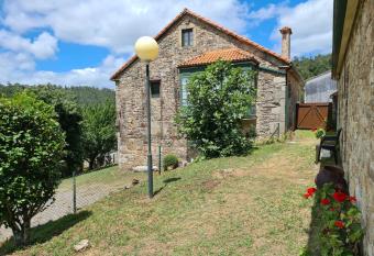 HOTEL RUSTICO SANTA EULALIA has Balcony rooms