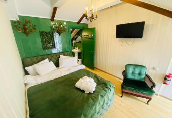 Tatin has rooms with a private hot tub