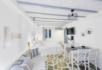 ENDLESS BLUE from Syros - Megas Gialos Resort has Balcony rooms