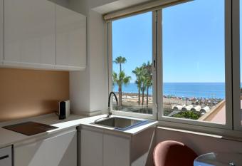 Torremolinos,estudio junto al mar en La Carihuela allows 18 year olds to book a room