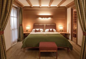 Hotel Chalet Del Sogno has rooms with a private hot tub