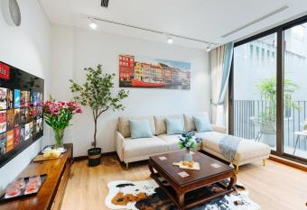 Margaery Boutique Apartment & Skyon9 Rooftop Bar has rooms with a private hot tub