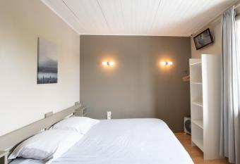 Chez Jostel - Chambre 6 allows 18 year olds to book a room