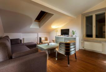 Yoga Residence Apartments has rooms with a private hot tub