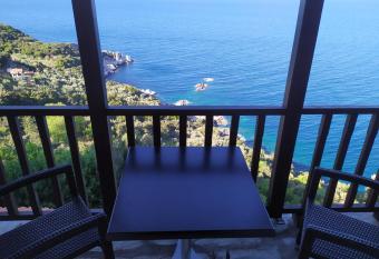 Double studio room in front of the sea allows 18 year olds to book a room