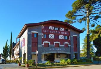 Flat em Gramado has rooms with a private hot tub