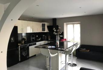 Maison de ville avec cours parking allows 18 year olds to book a room