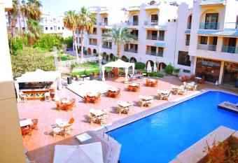 La perla hotel has Balcony rooms