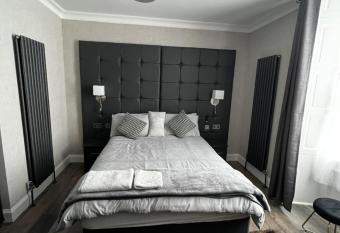 Amani Apartments - Glasgow City Centre has Balcony rooms