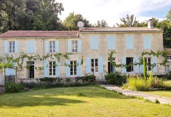 ENTRE PIERRE ET BOIS has Balcony rooms