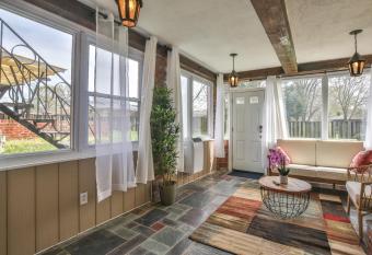 Cheerful 7 bedroom home, quick access 2 National harbor , washington DC has Balcony rooms