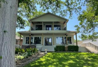 Lake House Luxury next to New Braunfels! has rooms with a private hot tub