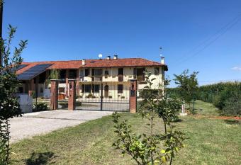 Cascina  La Giardina  has Balcony rooms
