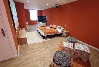 NG SuiteHome - Lille I Roubaix Centre I Coq Fran  ais - Baln  o - Netflix - Wifi has rooms with a private hot tub