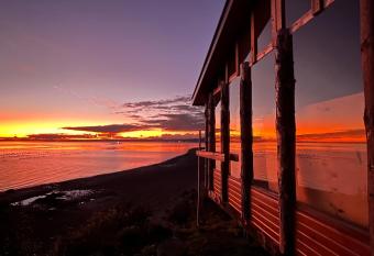 Caba  a para 3 un ambiente orilla de playa Patagonia carretera Austral has Balcony rooms