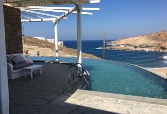 Villa Euphoria Merchia Mykonos has rooms with a private hot tub