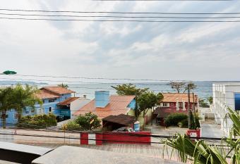 509 Apto 3 quartos sobre Avenida com vista para o mar em Bombinhas Centro allows 18 year olds to book a room