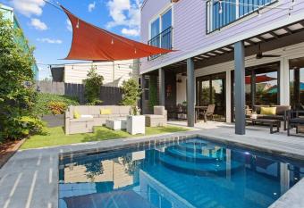 Hidden Oasis With Private Pool - Near FQ allows 18 year olds to book a room