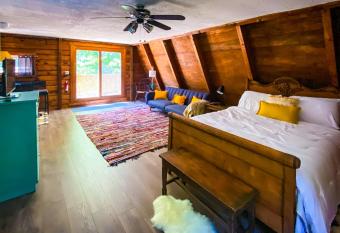 Hikers Haven, a Cozy Cabin Loft above Bashakill Wildlife Refuge has Balcony rooms