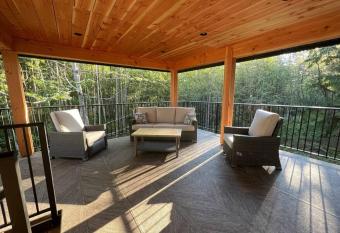 Tranquil 2 Bedroom Vacation Home with Covered Deck has Balcony rooms