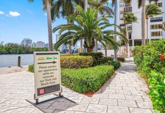 Large Luxury Hilton Hotel has Balcony rooms
