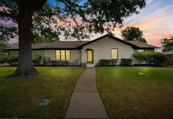 OASIS PRIVATE POOL PETS GAMEROOM 10 MINS FROM LAKE has Balcony rooms