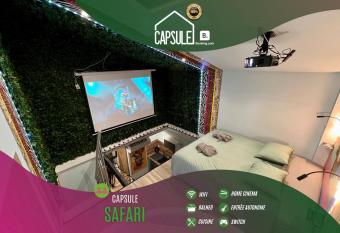 Capsule Safari - Jacuzzi - Nintendo Switch - Netflix & Home cin  ma - Pouf g  ant - Filet suspendu has rooms with a private hot tub