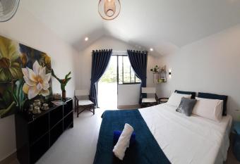 Summer Pool Villa Phu Quoc has rooms with a private hot tub