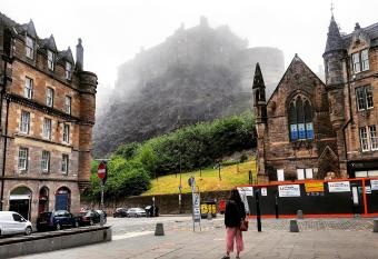 3 Bedrooms Flat in Central Edinburgh Old Town , Grassmarket Heart of Edinburgh Flat Sleeps 6 , EH1 allows 18 year olds to book a room