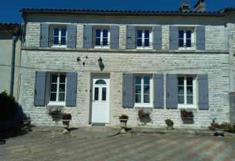 G  te climatis   les hirondelles has Balcony rooms