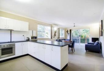 Hazelwood Tropical Apartment Unit has Balcony rooms