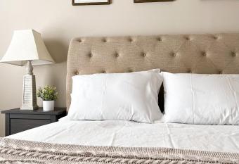 Lovely Townhouse! has Balcony rooms