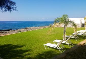 Kritamos Beach Apartments has Balcony rooms